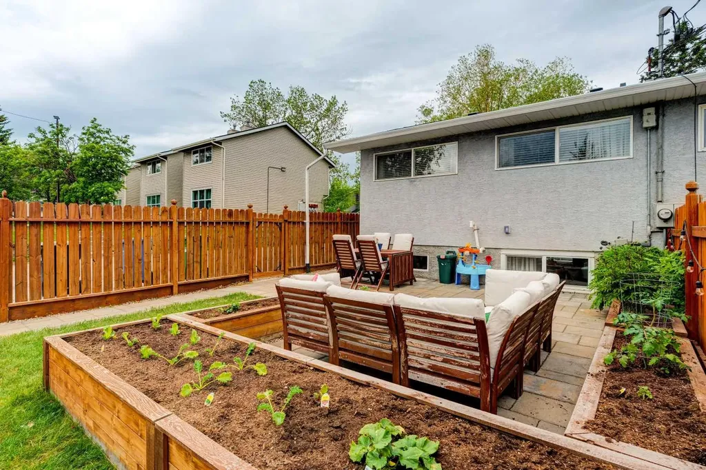 1618 43 Street SW Calgary AB T3C 2A4
