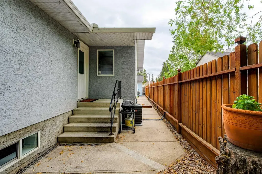 1618 43 Street SW Calgary AB T3C 2A4