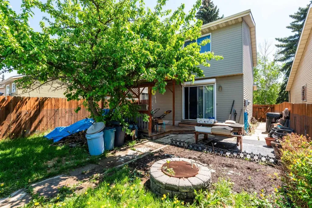 167 Erin Mount Place SE Calgary AB T2B 2T3