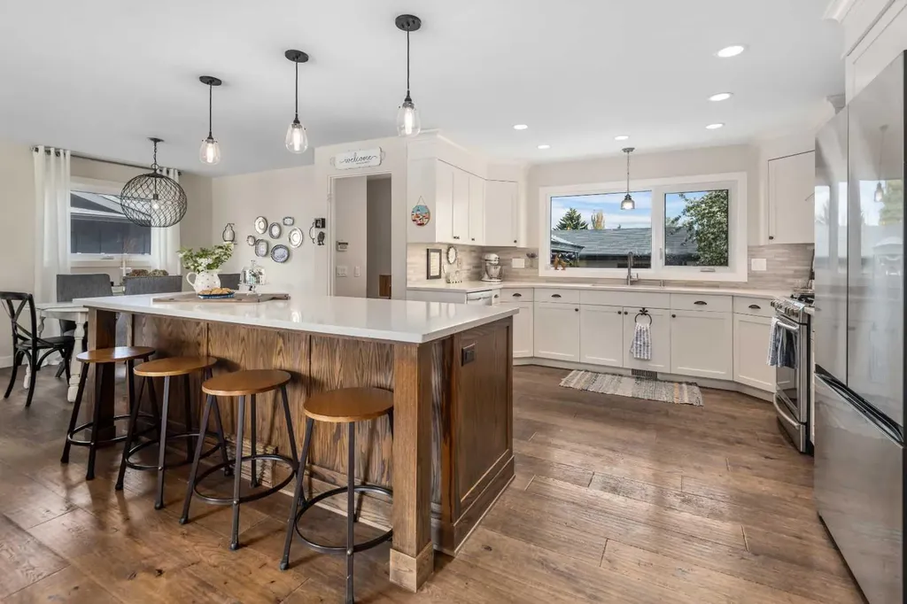 14519 Parkside Drive SE Calgary AB T2J 4J8