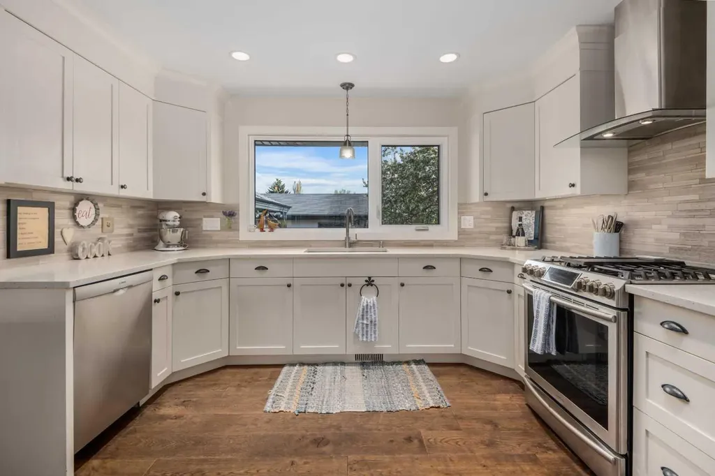 14519 Parkside Drive SE Calgary AB T2J 4J8