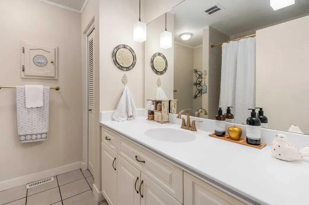14519 Parkside Drive SE Calgary AB T2J 4J8