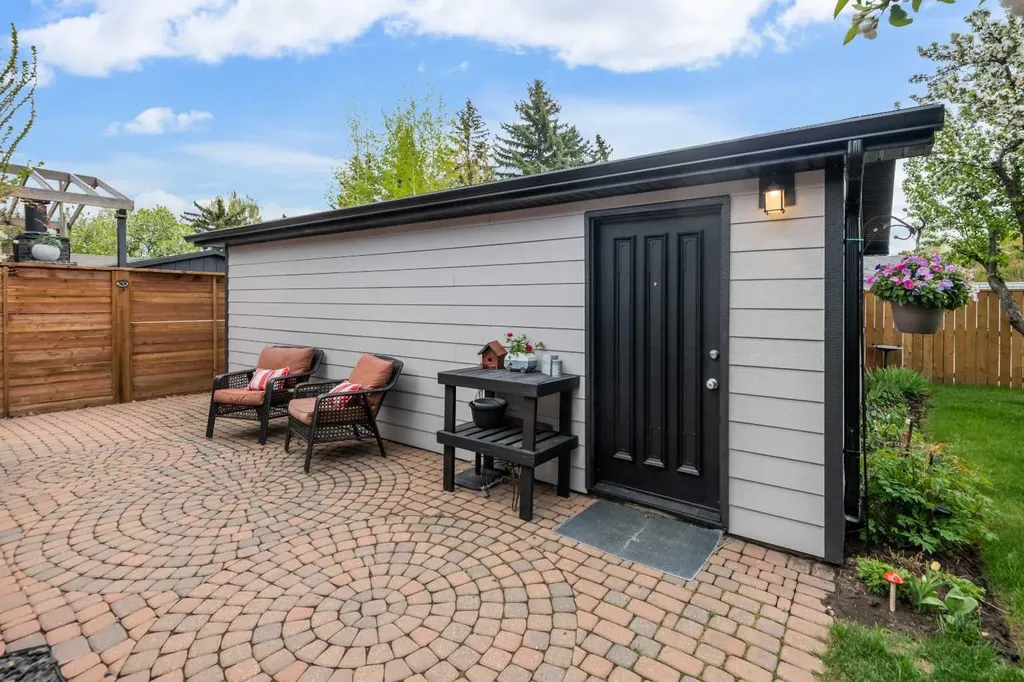 14519 Parkside Drive SE Calgary AB T2J 4J8