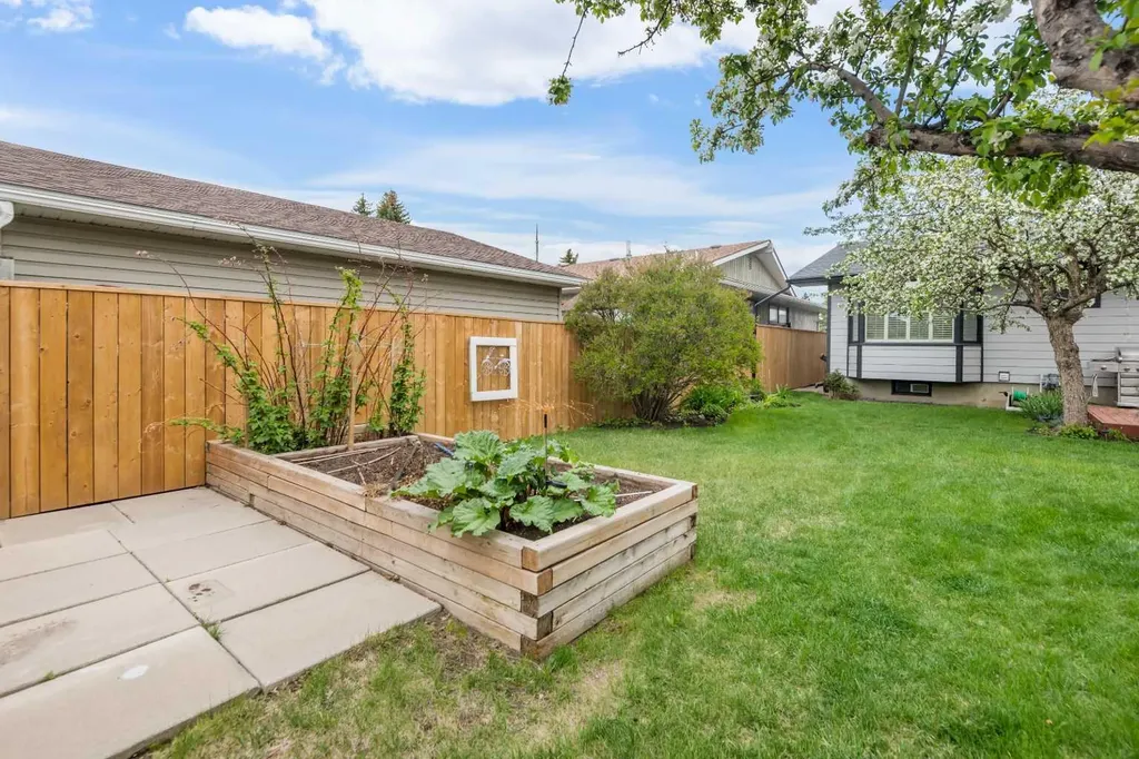 14519 Parkside Drive SE Calgary AB T2J 4J8