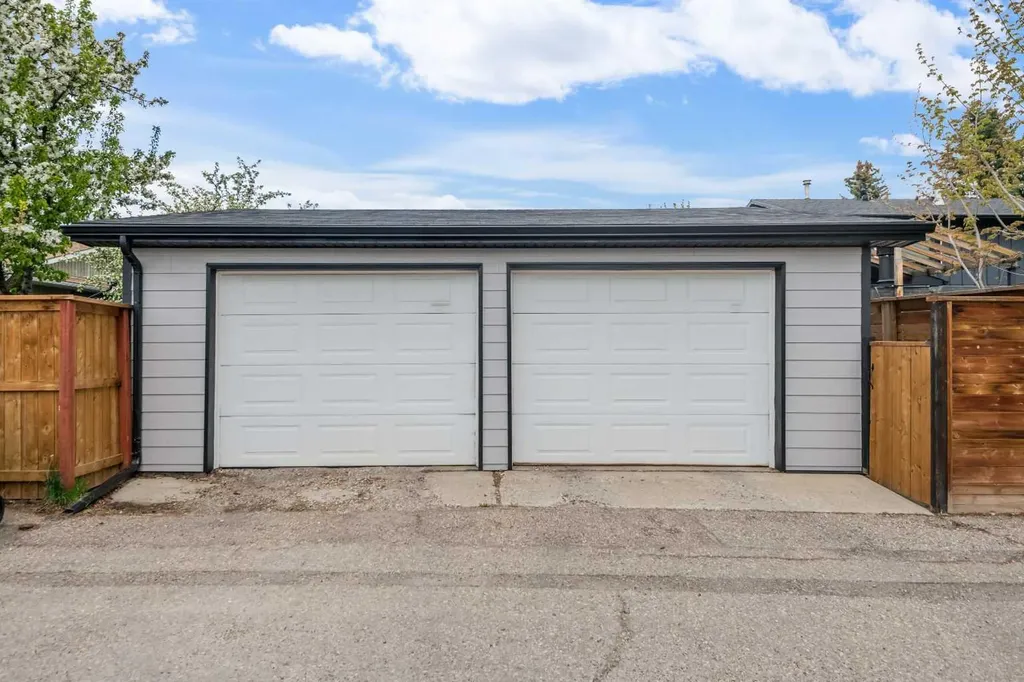 14519 Parkside Drive SE Calgary AB T2J 4J8