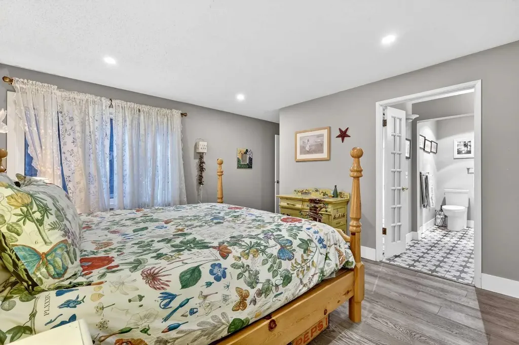 860 Midridge Drive SE Calgary AB T2X 1K1