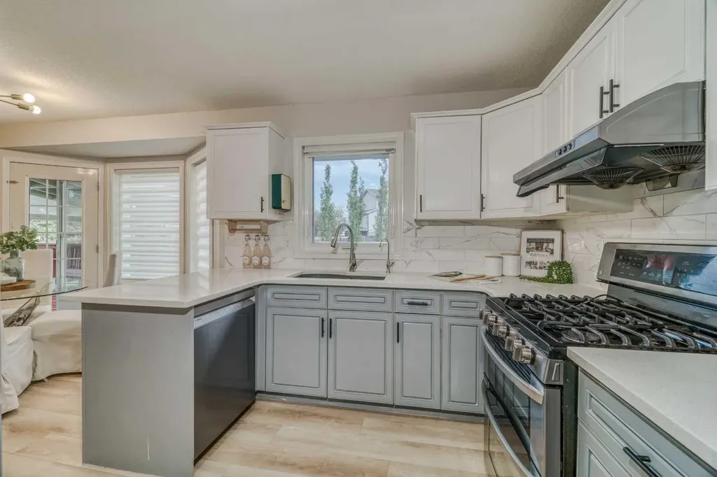 8286 Edgebrook Drive NW Calgary AB T3A 4N1