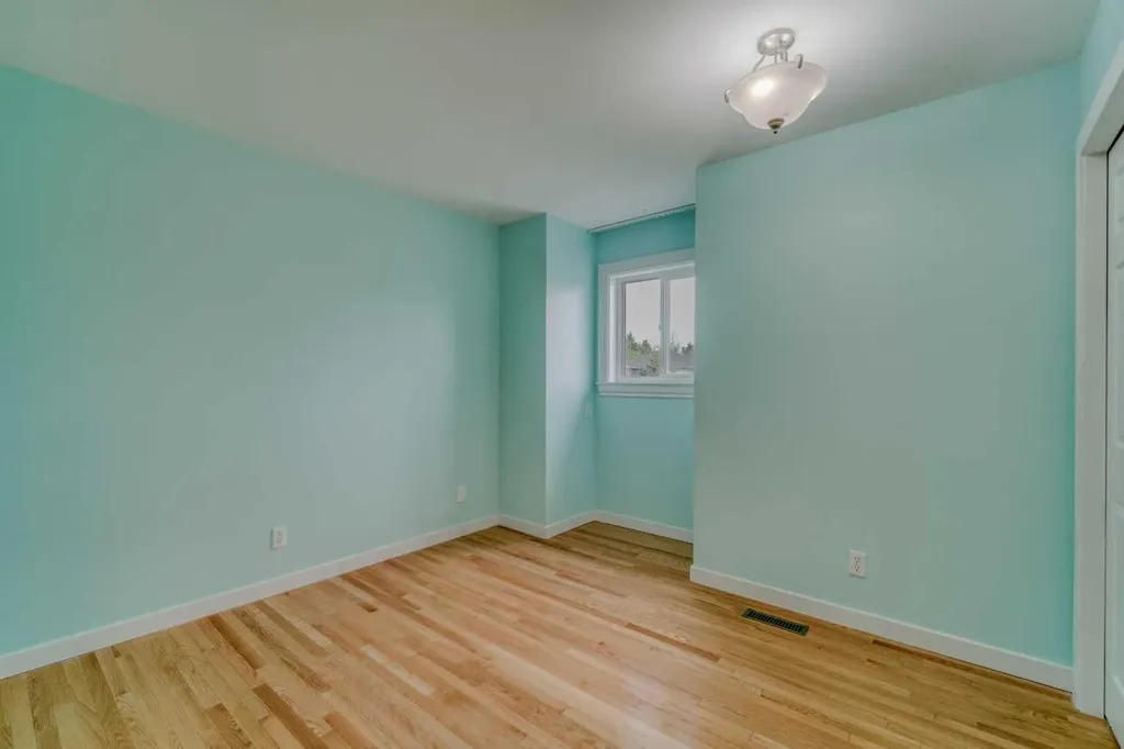 8286 Edgebrook Drive NW Calgary AB T3A 4N1