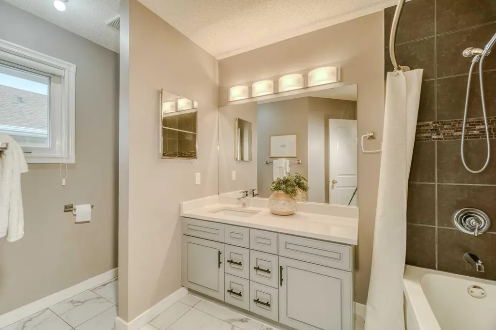 8286 Edgebrook Drive NW Calgary AB T3A 4N1