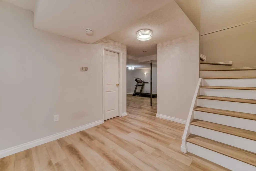 8286 Edgebrook Drive NW Calgary AB T3A 4N1