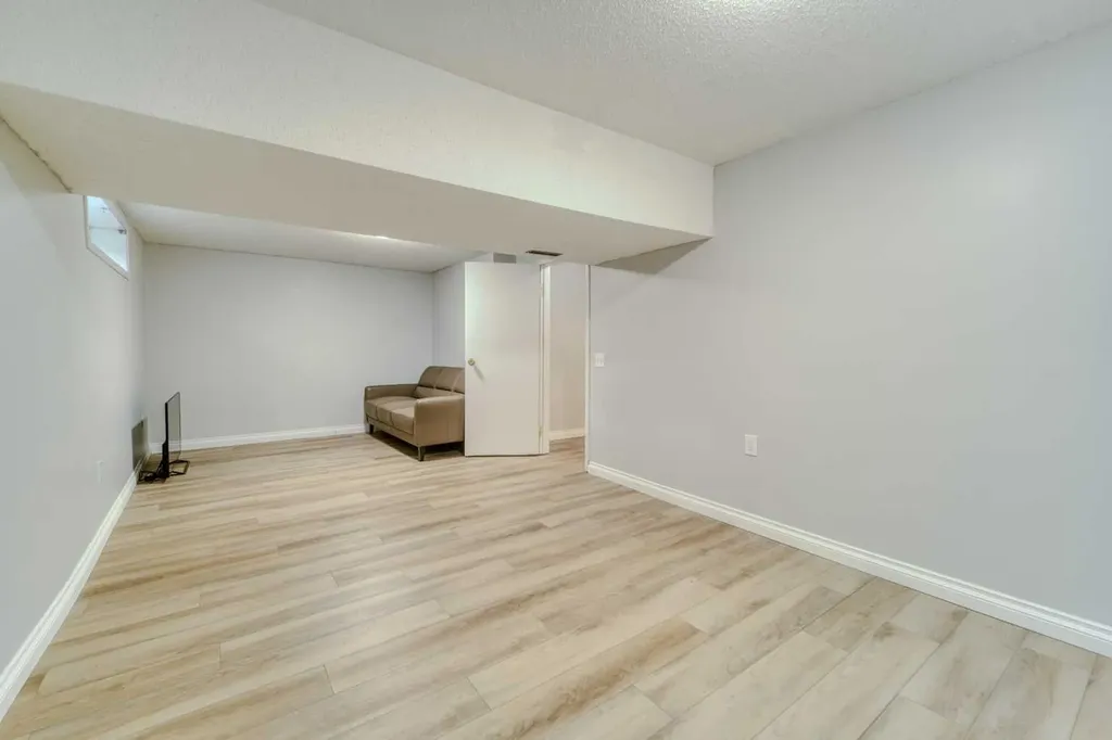 8286 Edgebrook Drive NW Calgary AB T3A 4N1