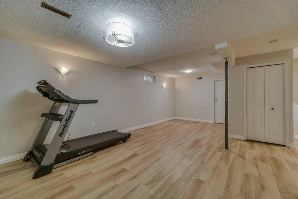 8286 Edgebrook Drive NW Calgary AB T3A 4N1