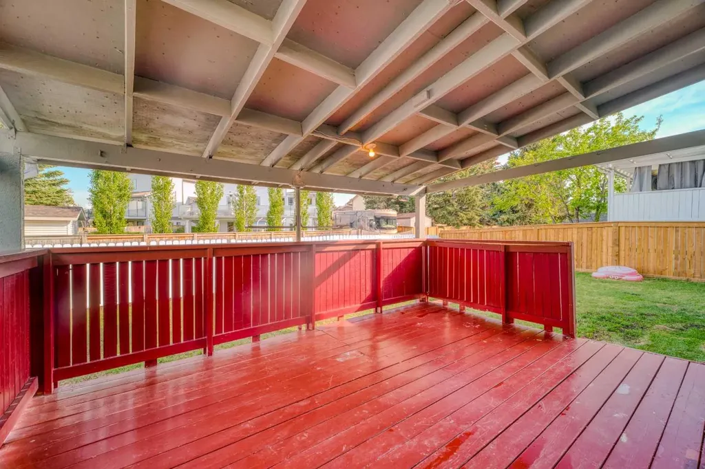 8286 Edgebrook Drive NW Calgary AB T3A 4N1