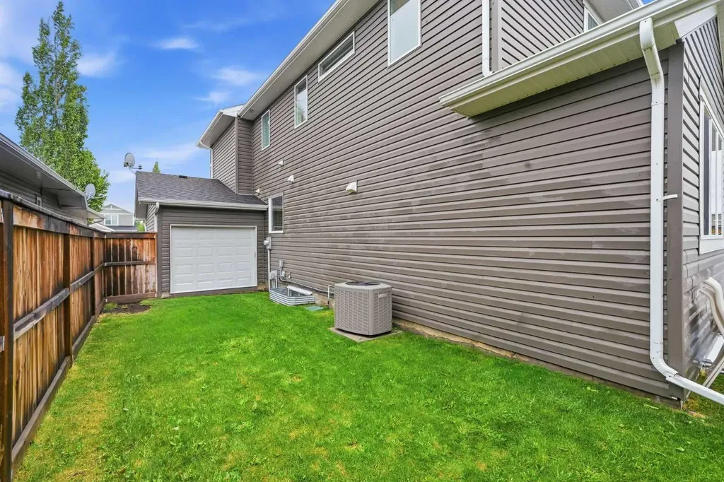 729 3rd Street SW Diamond Valley AB T0L 0H0