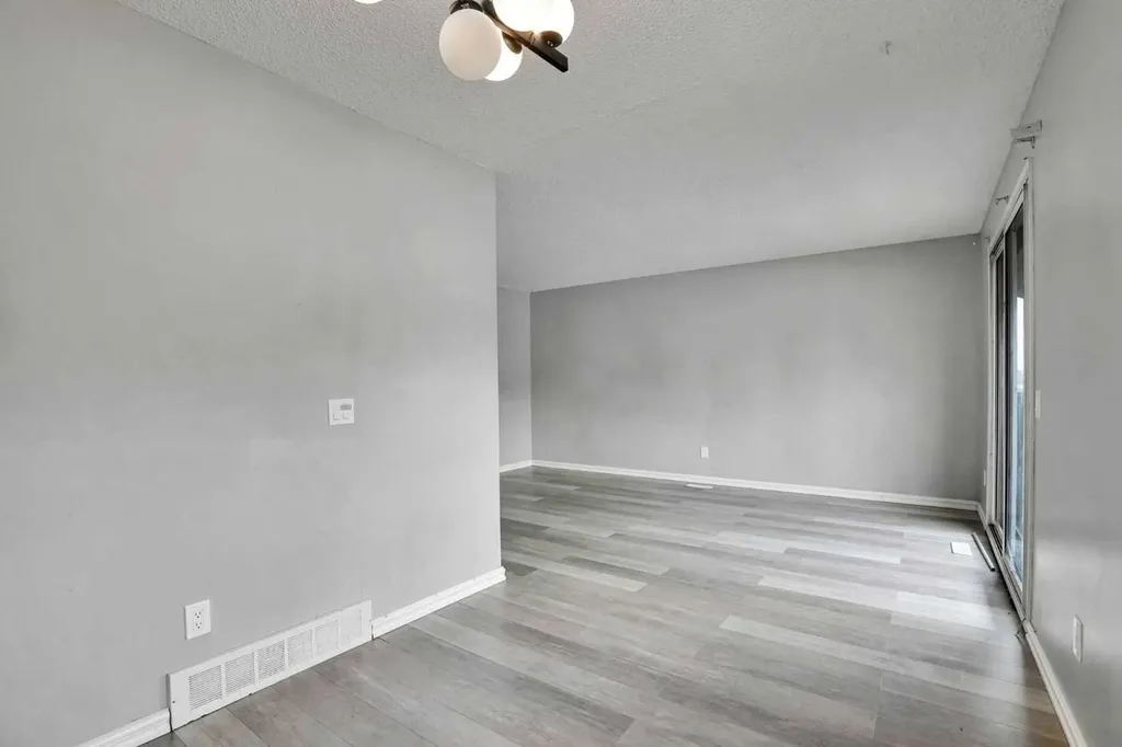 903 44 Street SE Calgary AB T2A 5K7
