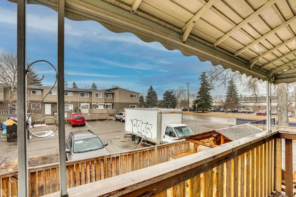 903 44 Street SE Calgary AB T2A 5K7