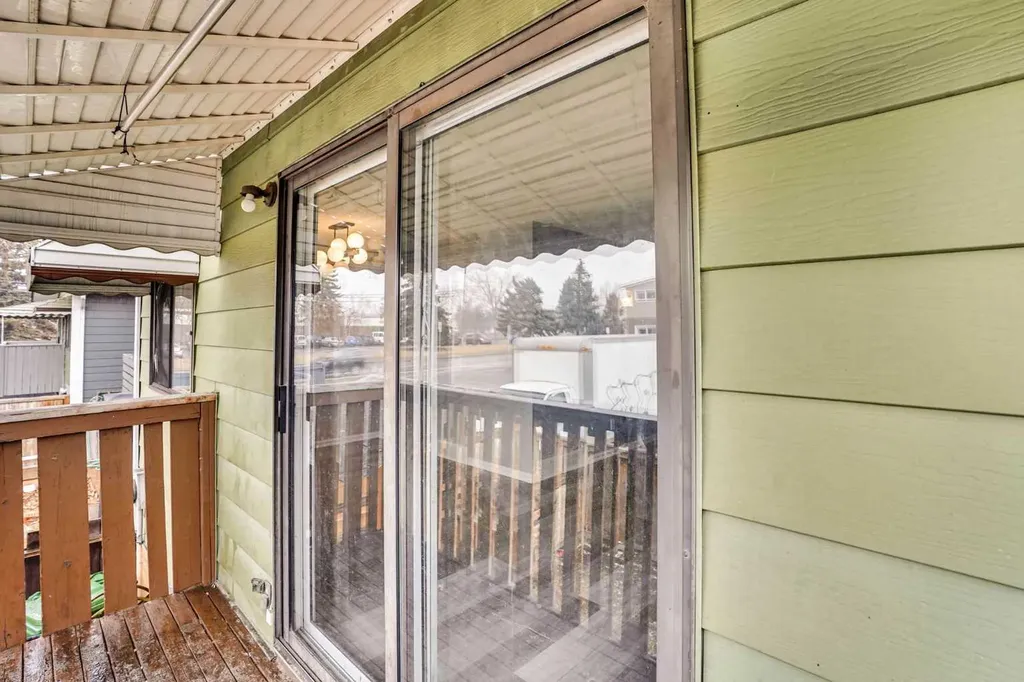903 44 Street SE Calgary AB T2A 5K7