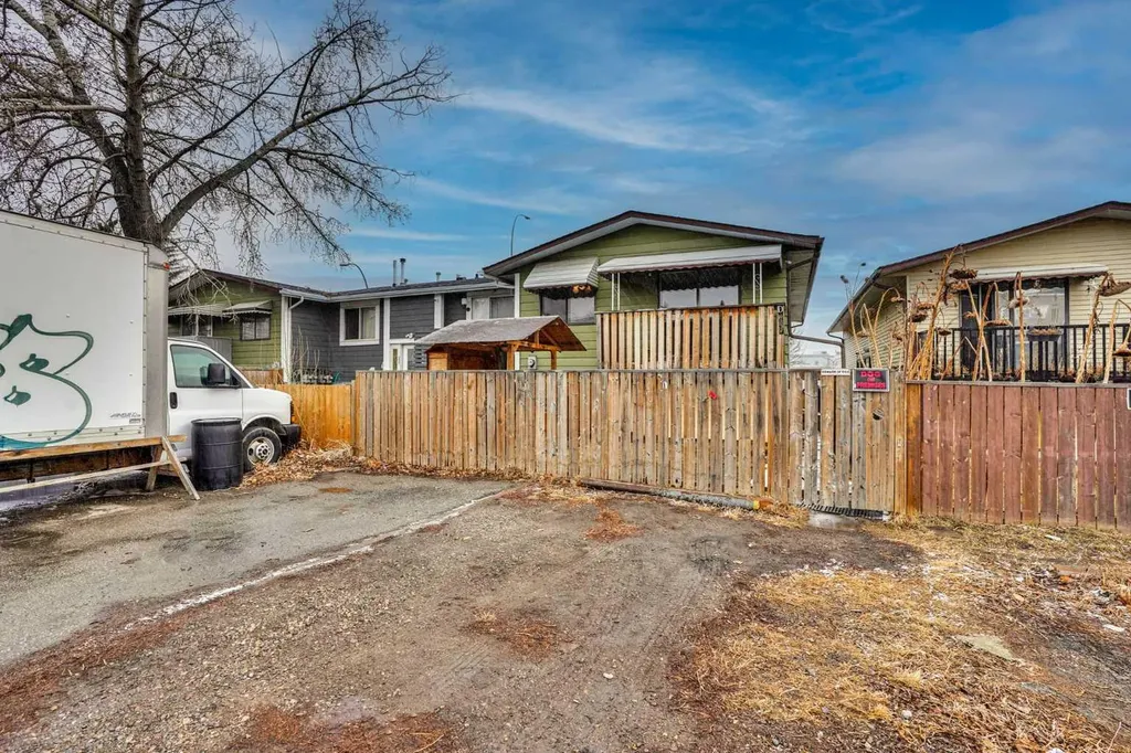 903 44 Street SE Calgary AB T2A 5K7