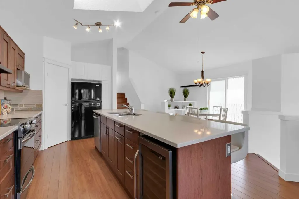 131 Country Hills Way NW Calgary AB T3K 4W3