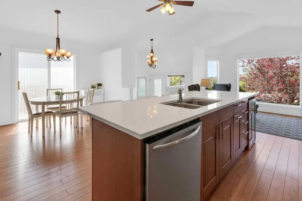 131 Country Hills Way NW Calgary AB T3K 4W3
