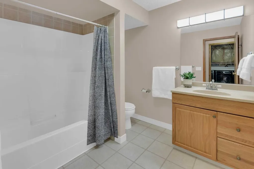 131 Country Hills Way NW Calgary AB T3K 4W3