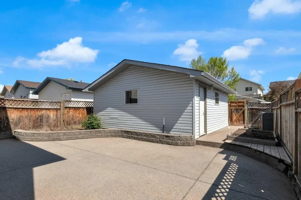 131 Country Hills Way NW Calgary AB T3K 4W3