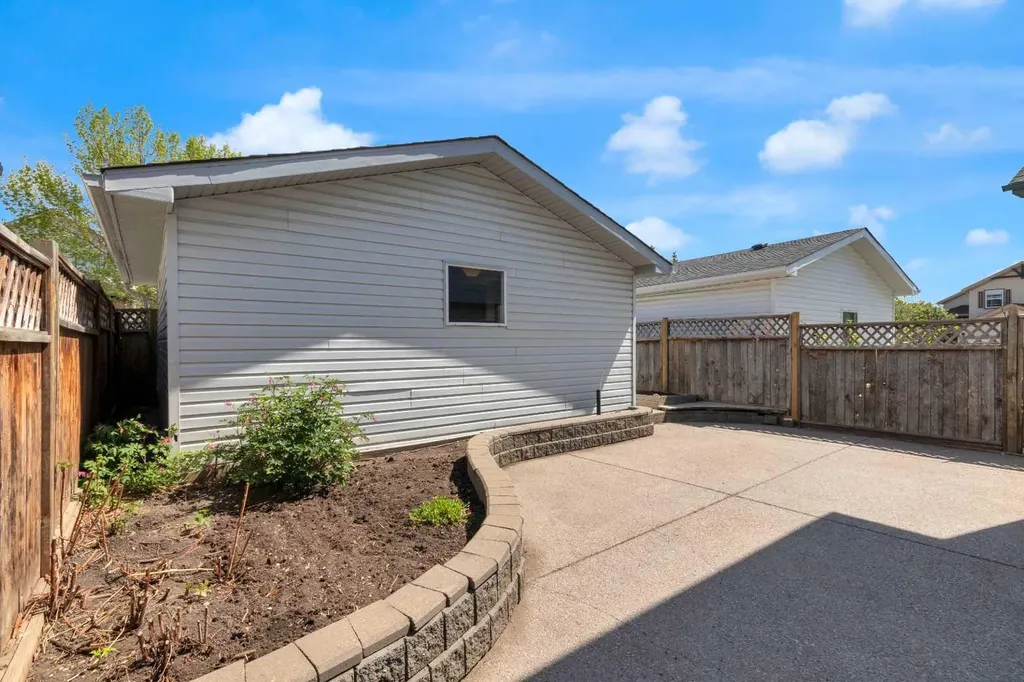 131 Country Hills Way NW Calgary AB T3K 4W3