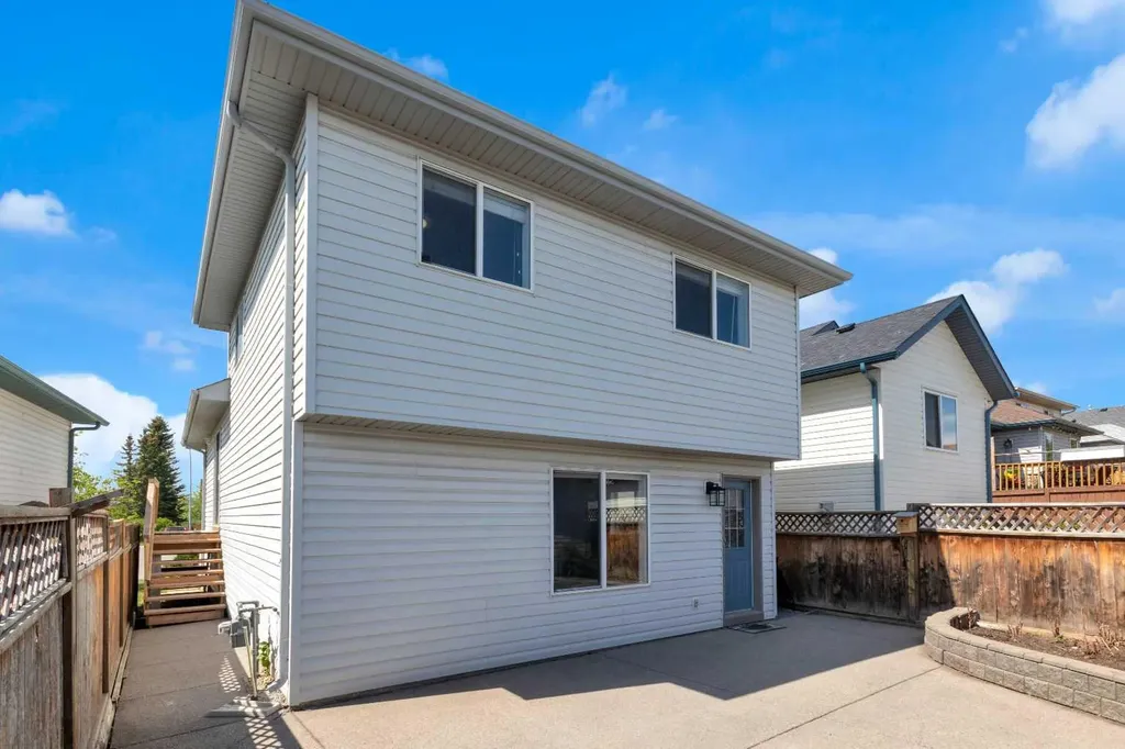131 Country Hills Way NW Calgary AB T3K 4W3