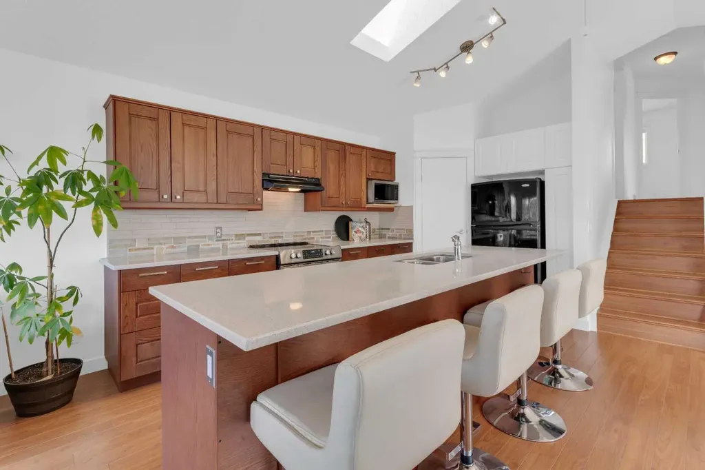 131 Country Hills Way NW Calgary AB T3K 4W3