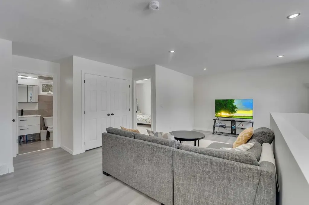 4824 Claret Street NW Calgary AB T2L 1C1