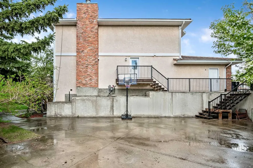 35 Candle Court SW Calgary AB T2W 6B6
