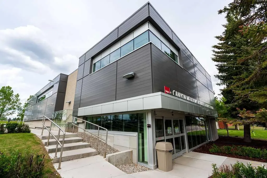 35 Candle Court SW Calgary AB T2W 6B6