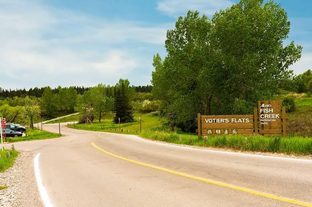 35 Candle Court SW Calgary AB T2W 6B6