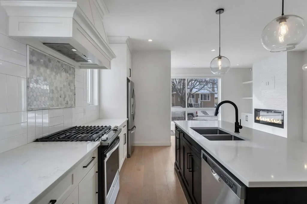 2501 17a Street NW Calgary AB T2M 3S7