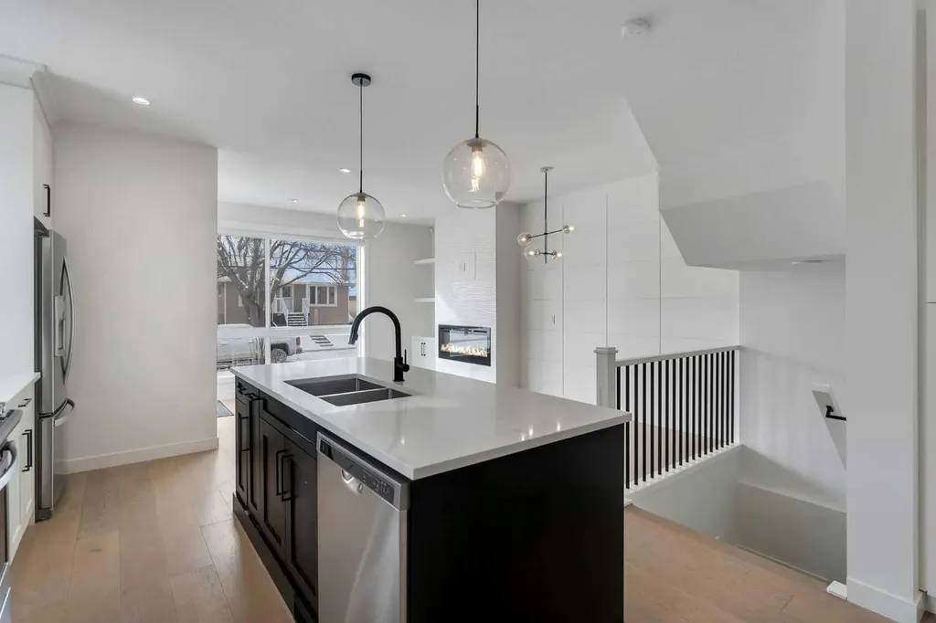 2501 17a Street NW Calgary AB T2M 3S7