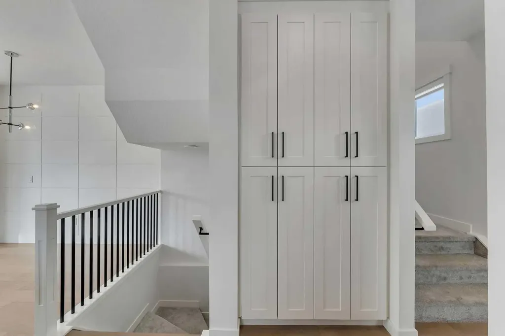 2501 17a Street NW Calgary AB T2M 3S7
