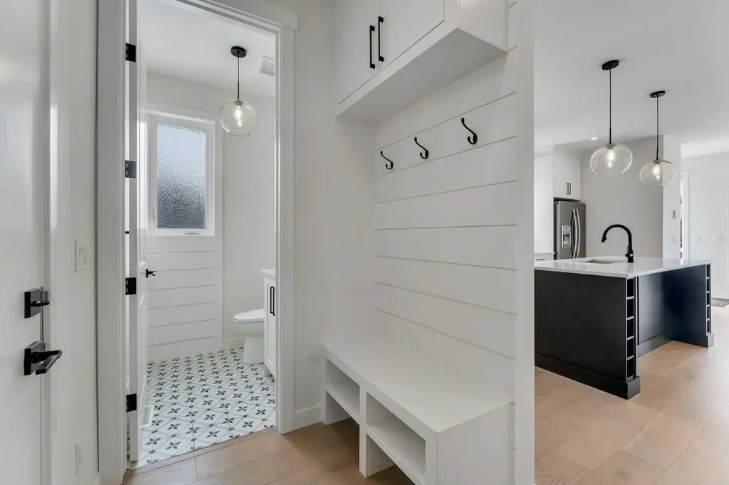 2501 17a Street NW Calgary AB T2M 3S7