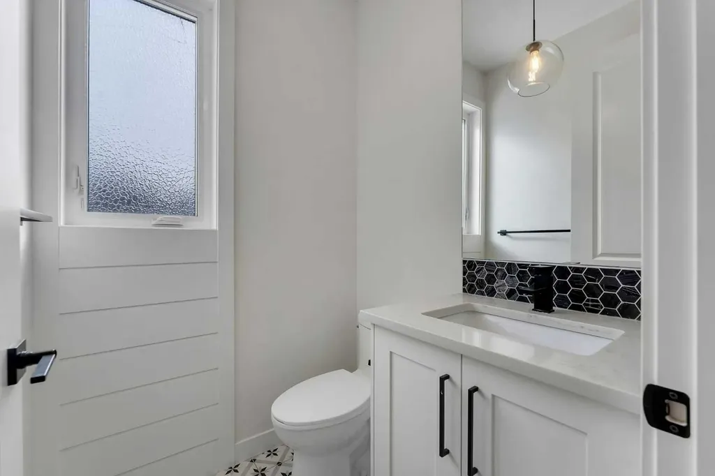 2501 17a Street NW Calgary AB T2M 3S7