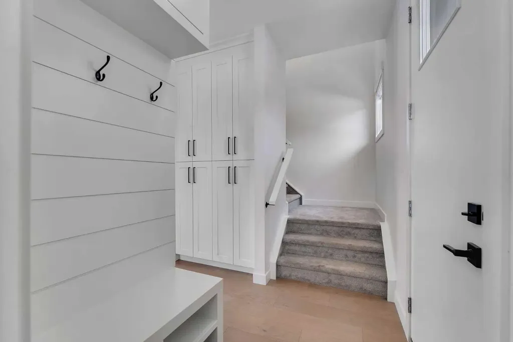 2501 17a Street NW Calgary AB T2M 3S7