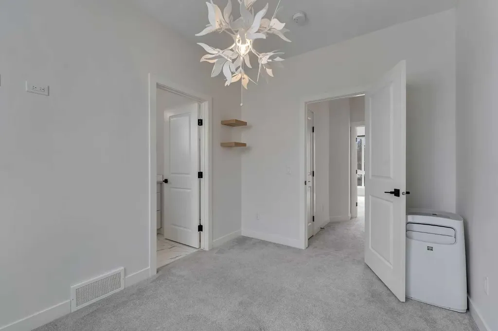 2501 17a Street NW Calgary AB T2M 3S7