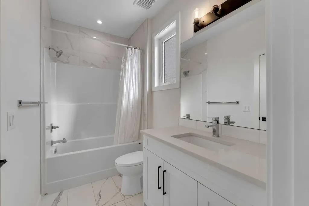 2501 17a Street NW Calgary AB T2M 3S7