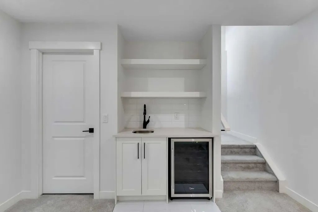 2501 17a Street NW Calgary AB T2M 3S7