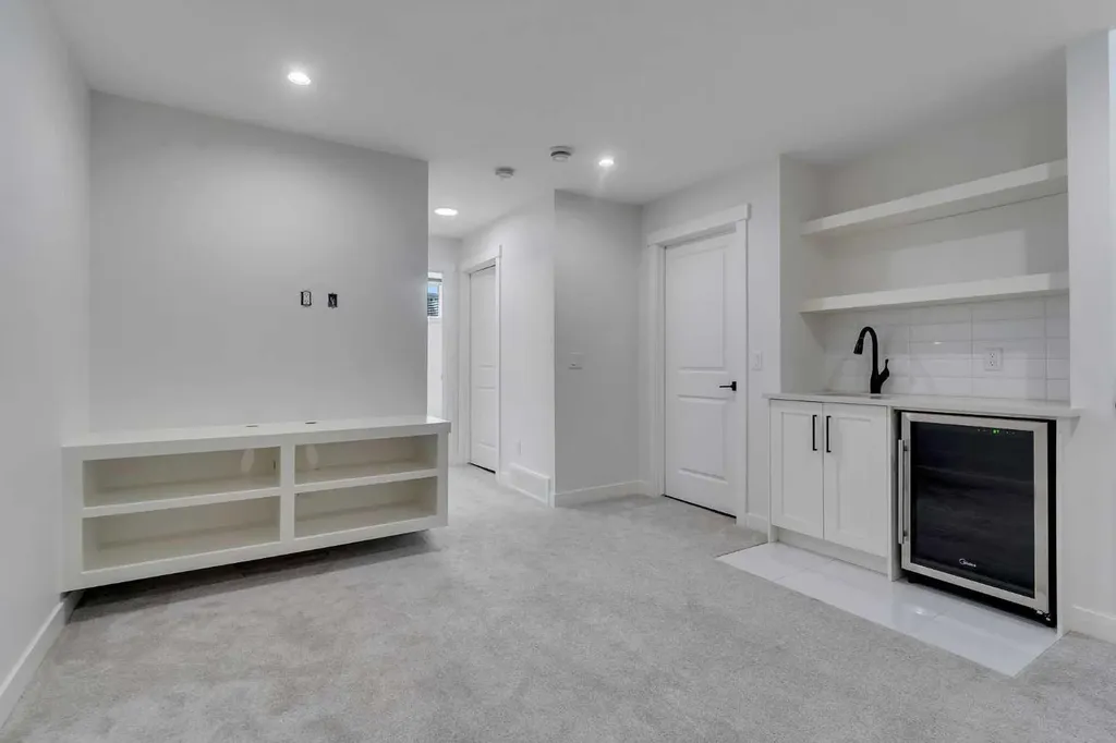 2501 17a Street NW Calgary AB T2M 3S7