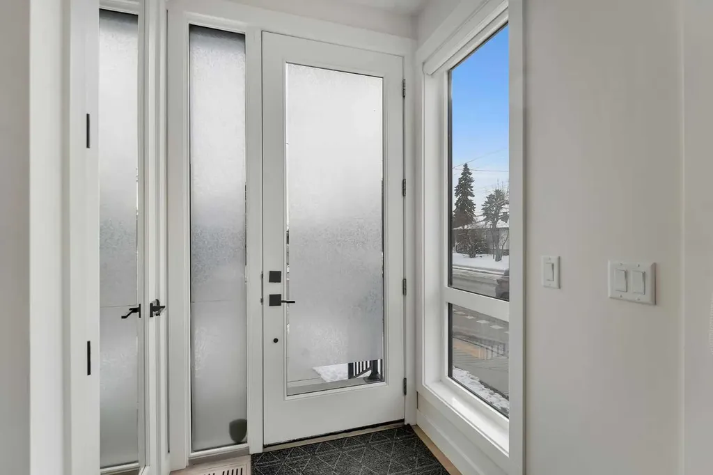 2501 17a Street NW Calgary AB T2M 3S7