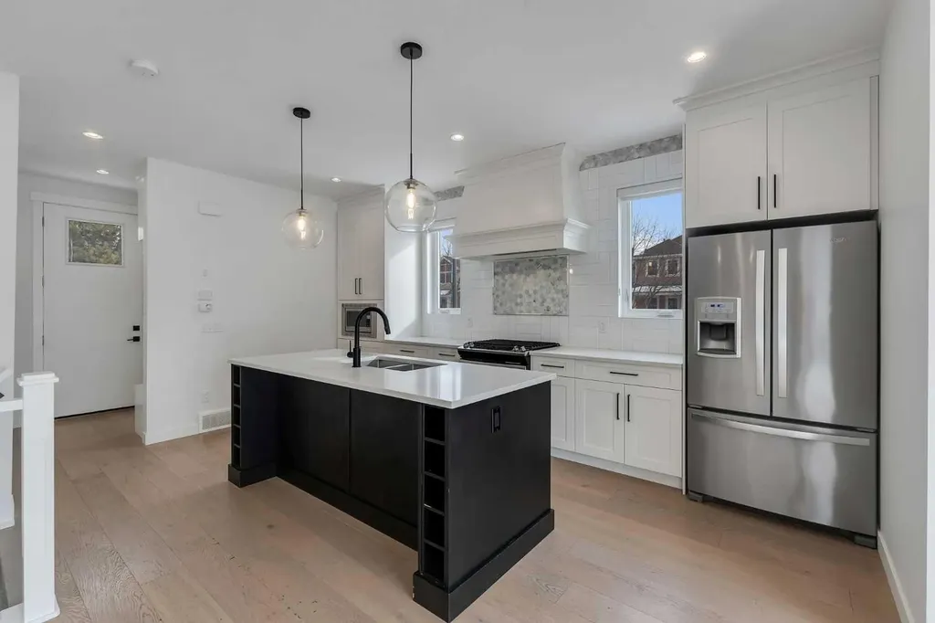 2501 17a Street NW Calgary AB T2M 3S7