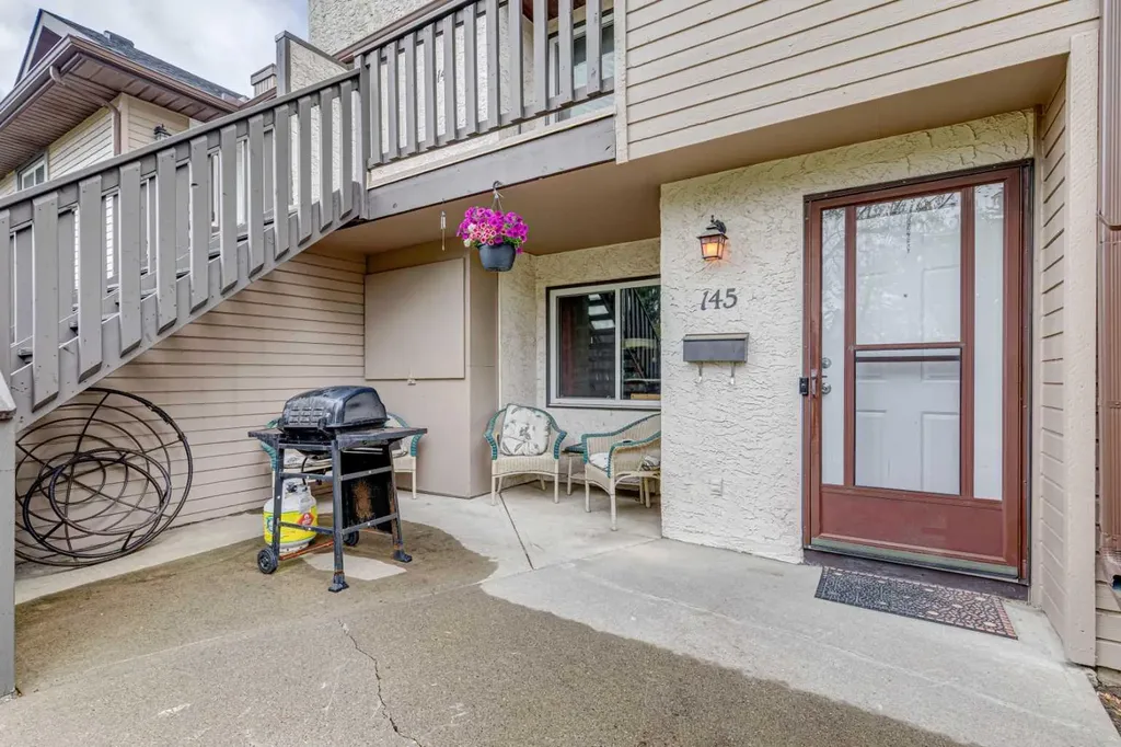 145 Cedar Springs Gardens SW Calgary AB T2W 5J9