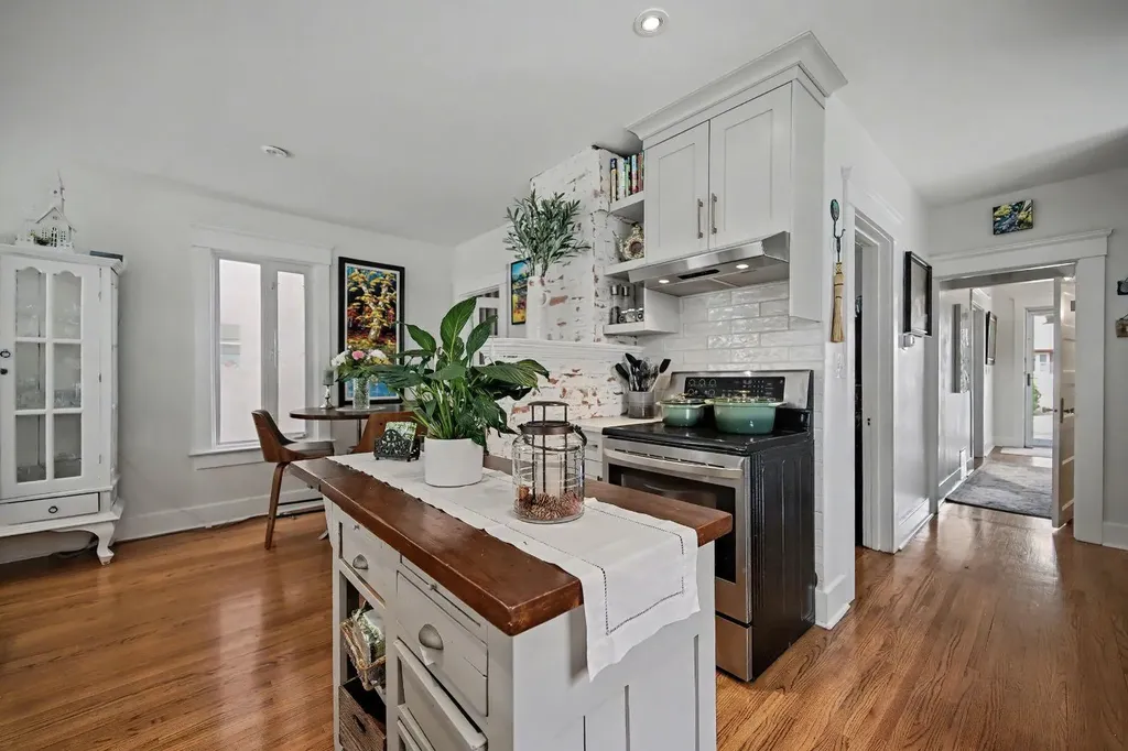 223 2 Avenue NE Calgary AB T2E 0E3