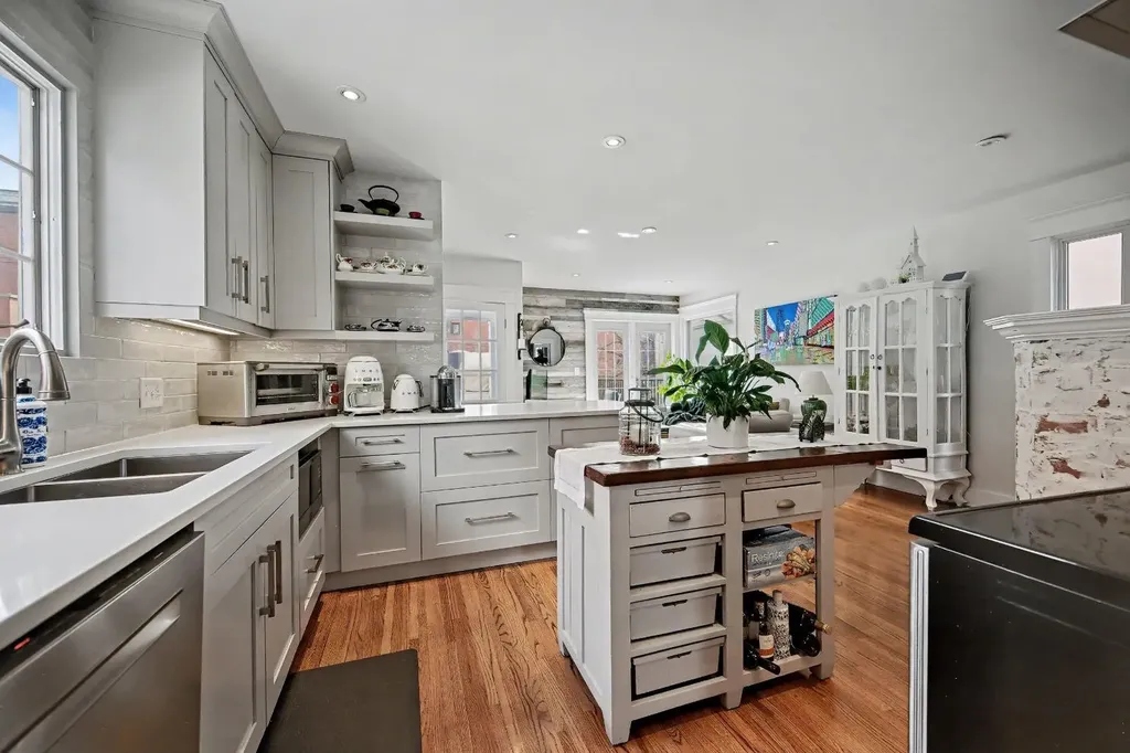 223 2 Avenue NE Calgary AB T2E 0E3