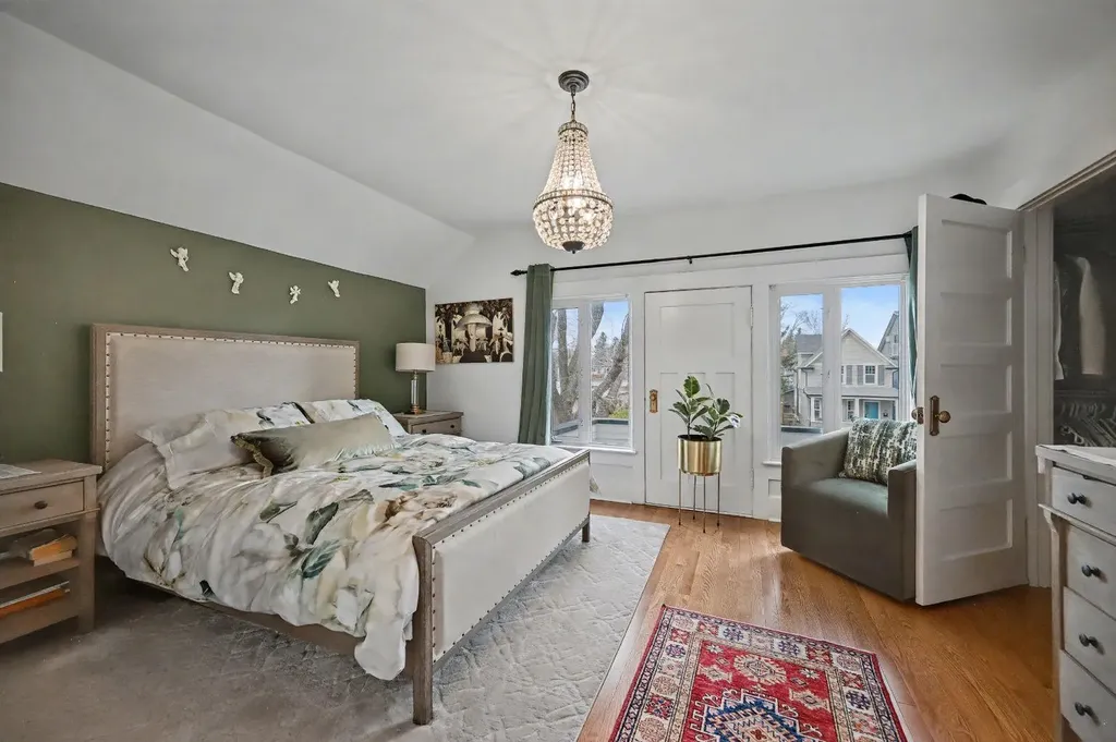 223 2 Avenue NE Calgary AB T2E 0E3