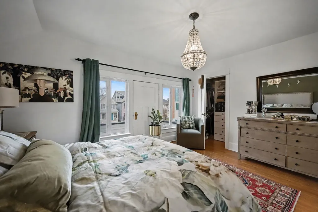 223 2 Avenue NE Calgary AB T2E 0E3